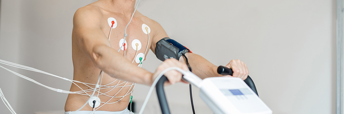 Patient beim Belastungs-EKG auf einem Ergometer in Düsseldorf